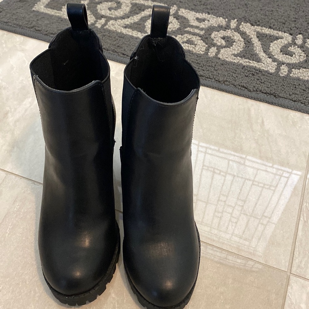 Women boots size 5